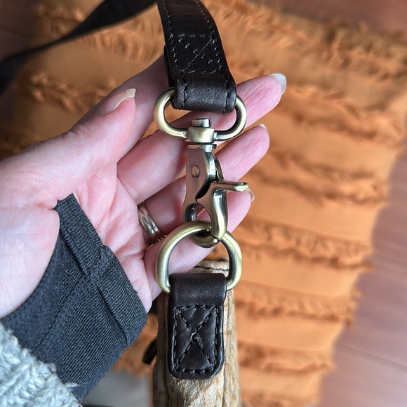 Marc New York - Andrew Marc light-tan leather crossbody purse - Picture 5 of 11